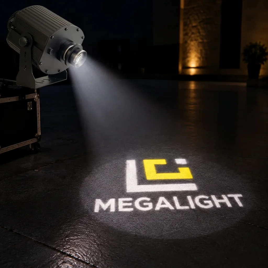 Logo Megalight blanc et jaune projeté au sol par un projecteur gobo