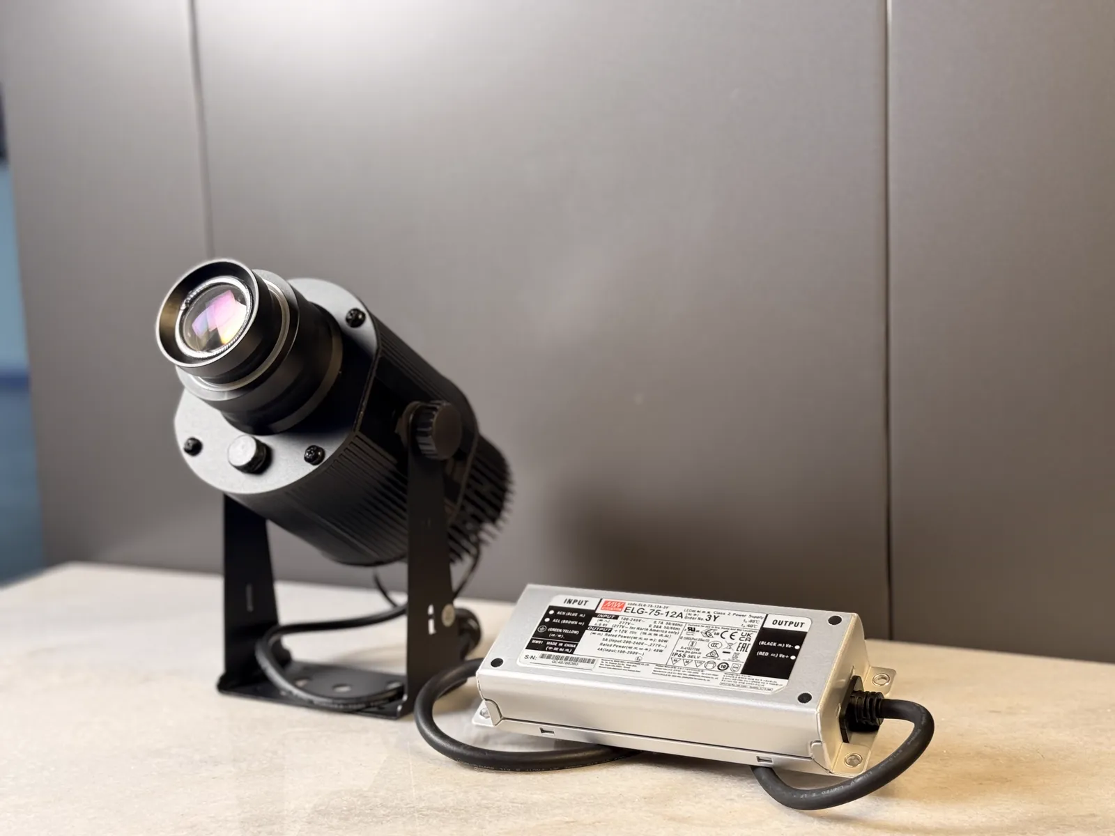 Projecteur gobo LED Megalight MG-BS-M100W installé en façade